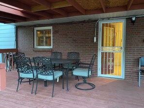 Outdoor dining - Welcoming 4-bedroom house. Perfect Location: Main 3 hospitals, DIA, Downtown (Aurora)