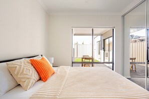 3 bedrooms, iron/ironing board, travel cot, free WiFi - Brand new luxury home • 5-minute to Scarborough Beach (Doubleview)
