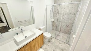 Dusche, Haartrockner, Handtücher, Seife