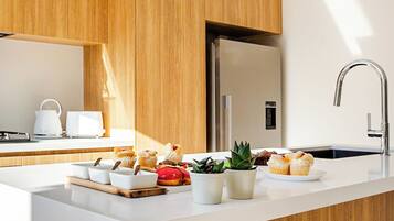 Geladeira, micro-ondas, fogão, cooktop