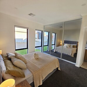 3 bedrooms, iron/ironing board, free WiFi, bed sheets - Brand New Luxury House (Be the First to Stay) • 5-minute to Scarborough Beach (Doubleview)