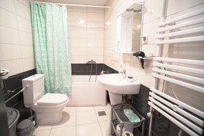 Hair dryer, towels, soap, toilet paper - Zona Apartment with free parking in Skopje (Skopje)