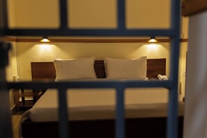 12 عدّة غرف نوم ومكواة/لوح كي وواي فاي وملاءات أسرّة