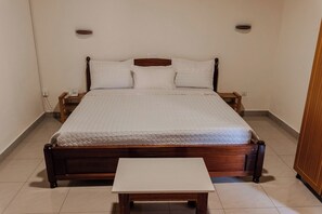 12 عدّة غرف نوم ومكواة/لوح كي وواي فاي وملاءات أسرّة