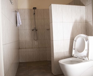 Dusche, Bidet, Handtücher, Seife