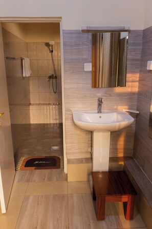 تجهيزات دش، مراحيض شطف، مناشف، صابون