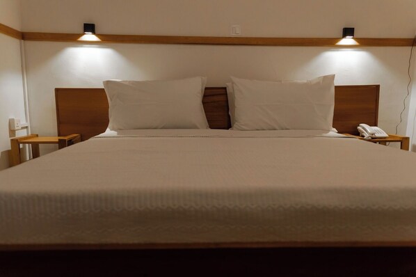 12 عدّة غرف نوم ومكواة/لوح كي وواي فاي وملاءات أسرّة