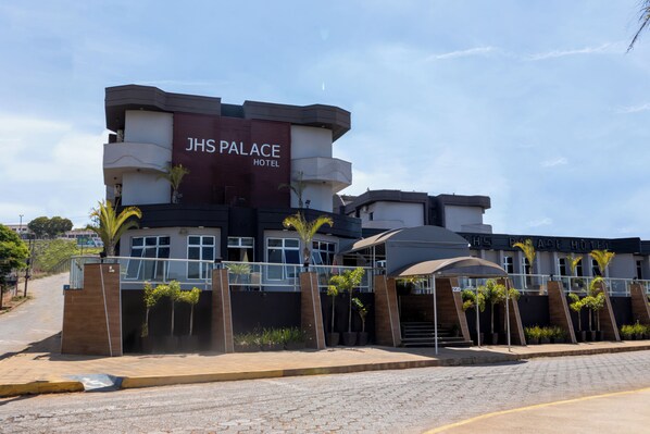 A hotel with a modern design, featuring a prominent sign reading "JHS PALACE HOTEL." -  JHS Palace Hotel  (Boa Esperança)