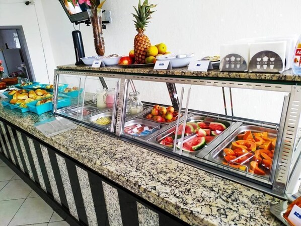 Ein Buffet mit verschiedenen Früchten und Gebäck.