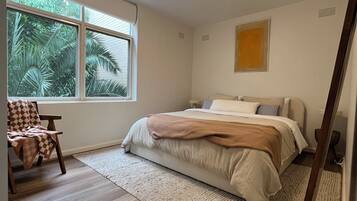 2 عدّة غرف نوم ومكواة/لوح كي وواي فاي وملاءات أسرّة