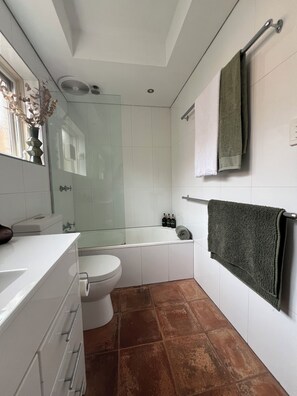Secadora de cabello, toallas, jabón, papel de baño 