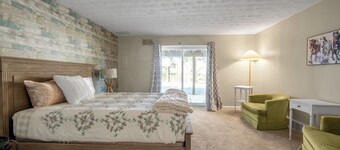 Five Star Kentucky Charm - 4BR Gem w/ Spiral Staircase & Modern Comfort