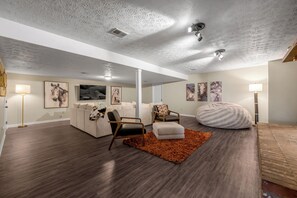 Televisión y chimenea 