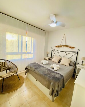 2 soverom, skrivebord, strykejern/-brett og reiseseng for barn