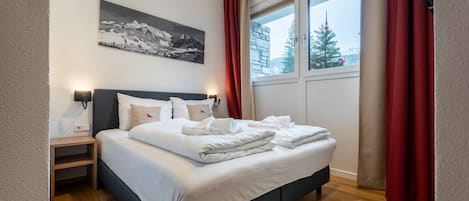 4 quartos, ferros/tábuas de passar roupa, berço de viagem