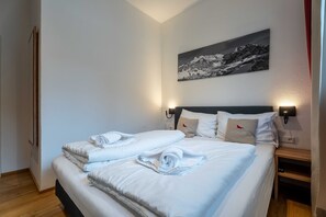4 quartos, ferros/tábuas de passar roupa, berço de viagem