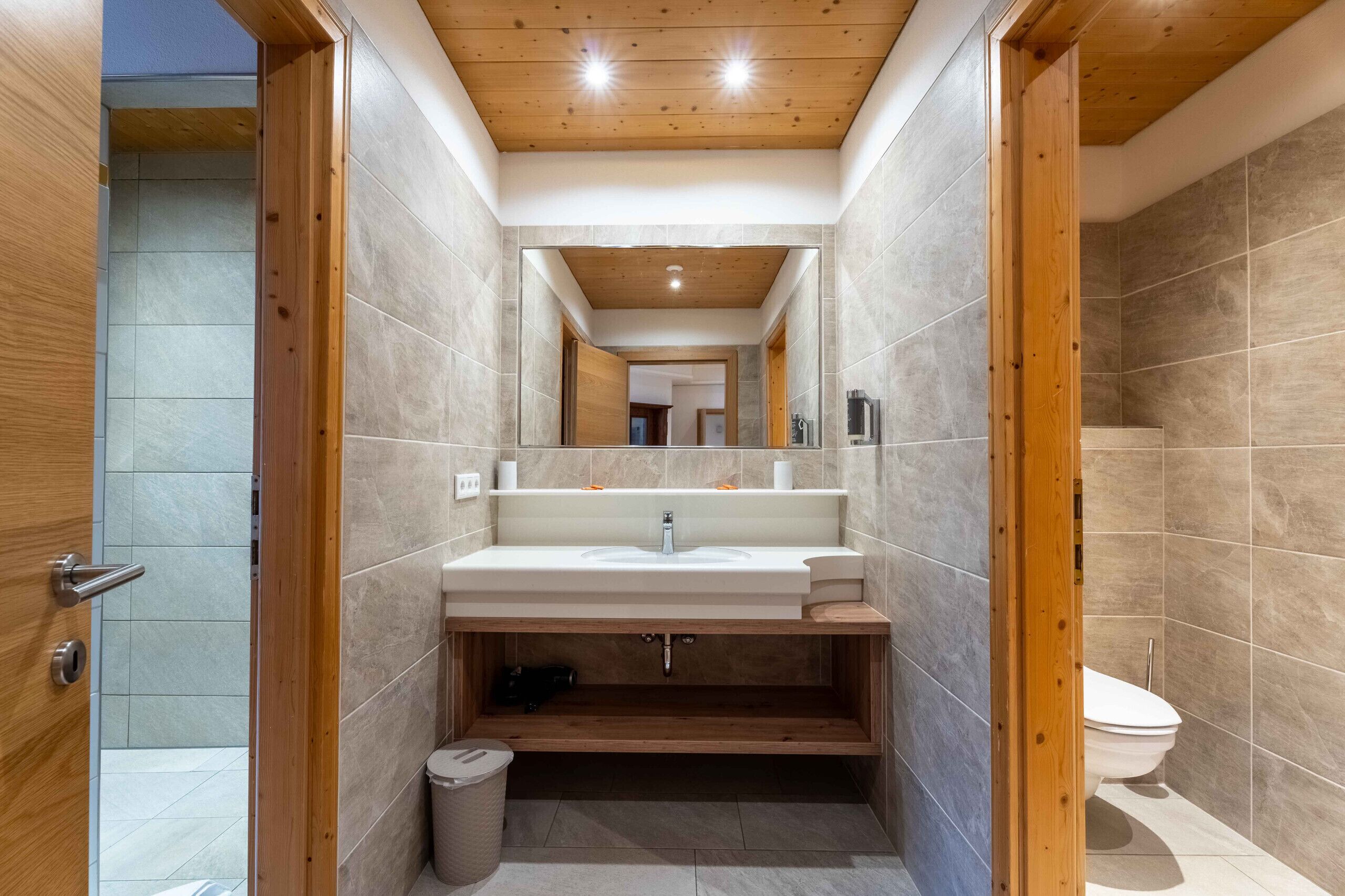 Douche, sèche-cheveux, serviettes fournies, papier toilette