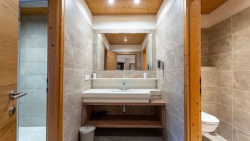 Douche, sĂšche-cheveux, serviettes fournies, papier toilette