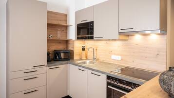 Kühlschrank, Ofen, Geschirrspüler, Wasserkocher mit Kaffee-/Teezubehör