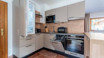 Kühlschrank, Ofen, Geschirrspüler, Wasserkocher mit Kaffee-/Teezubehör