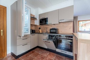 Kühlschrank, Ofen, Geschirrspüler, Wasserkocher mit Kaffee-/Teezubehör