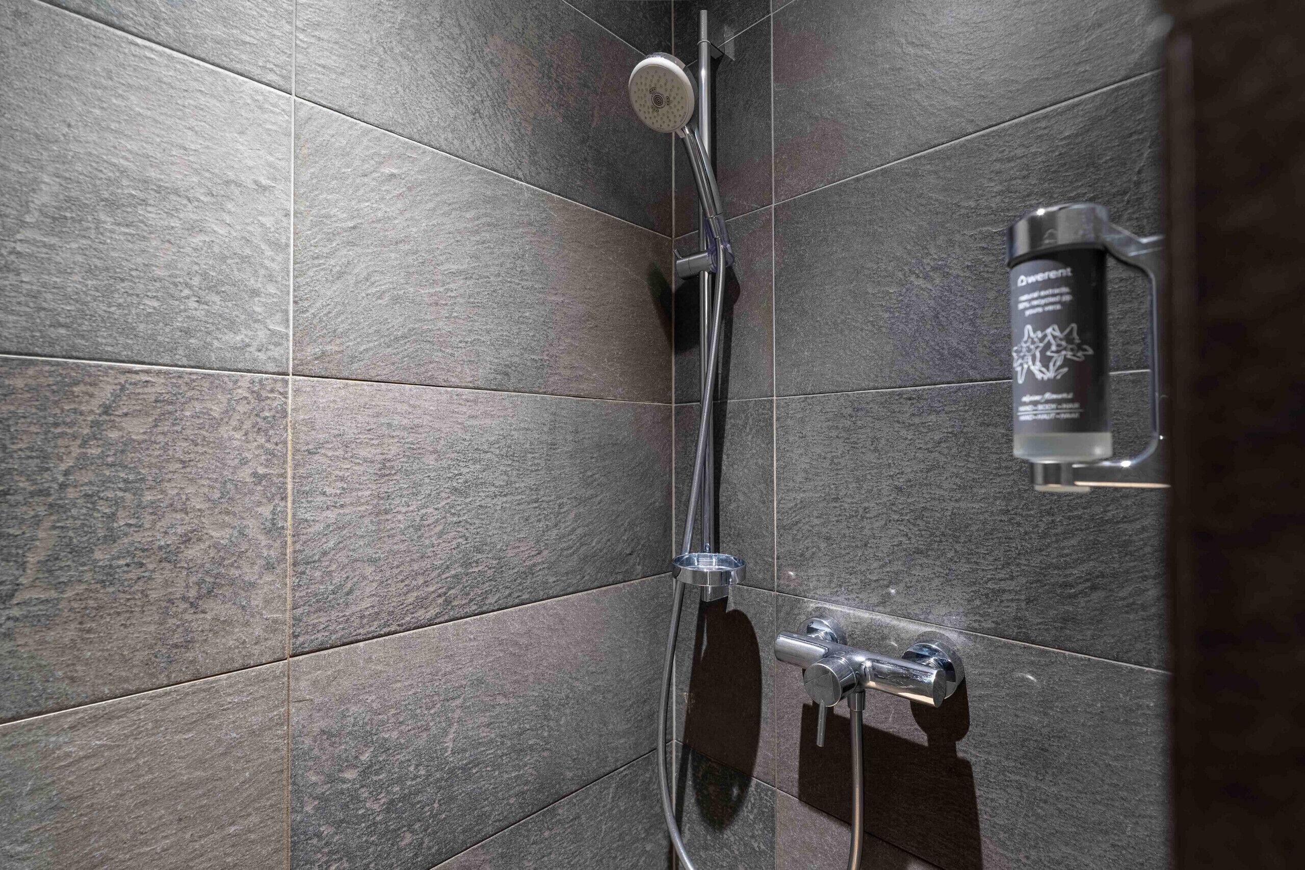 Douche, sèche-cheveux, serviettes fournies, papier toilette