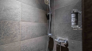 Douche, sĂšche-cheveux, serviettes fournies, papier toilette