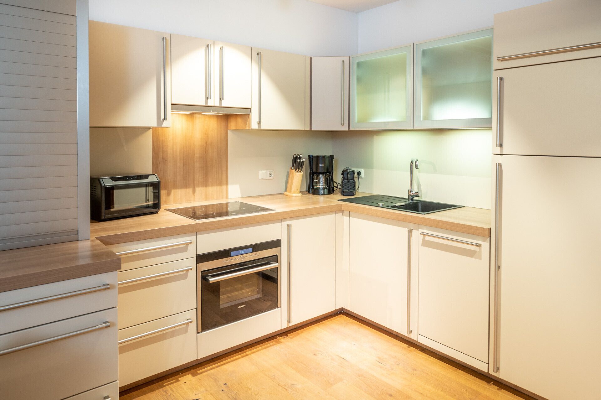 Een koelkast, een magnetron, een oven, een vaatwasser