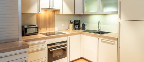 Frigorífico, microondas, horno y lavavajillas