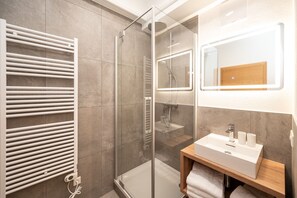 Regadera, secadora de cabello, toallas, papel de baño