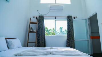 Escritorio, tabla de planchar con plancha y wifi gratis