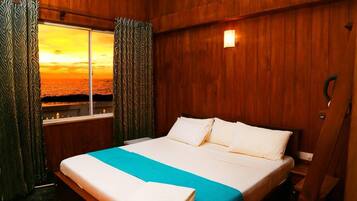 Escritorio, tabla de planchar con plancha y wifi gratis