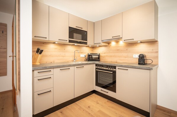 冰箱、微波炉、烤箱、洗碗机