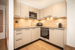 Refrigerador, microondas, horno y lavavajillas