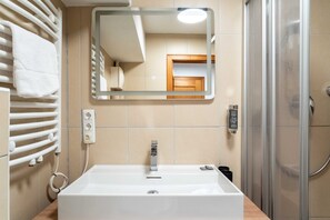 Douche, sèche-cheveux, serviettes fournies, papier toilette