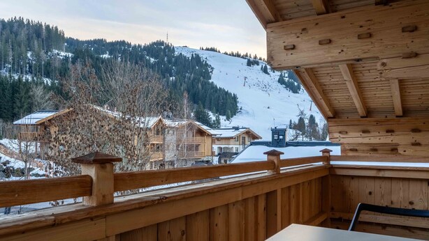 A wooden cabin with a balcony overlooking a snowy mountain landscape. - KUCKUCK Hinterthal - Top 5 (Maria Alm am Steinernen Meer)