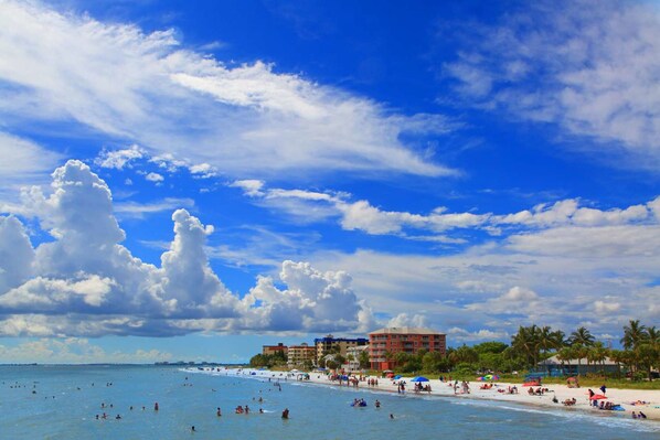 Sun-loungers, beach towels - Heated Pool / A Tiki Bar / Near The Beach / Kids & Pet fr. (Fort Myers)