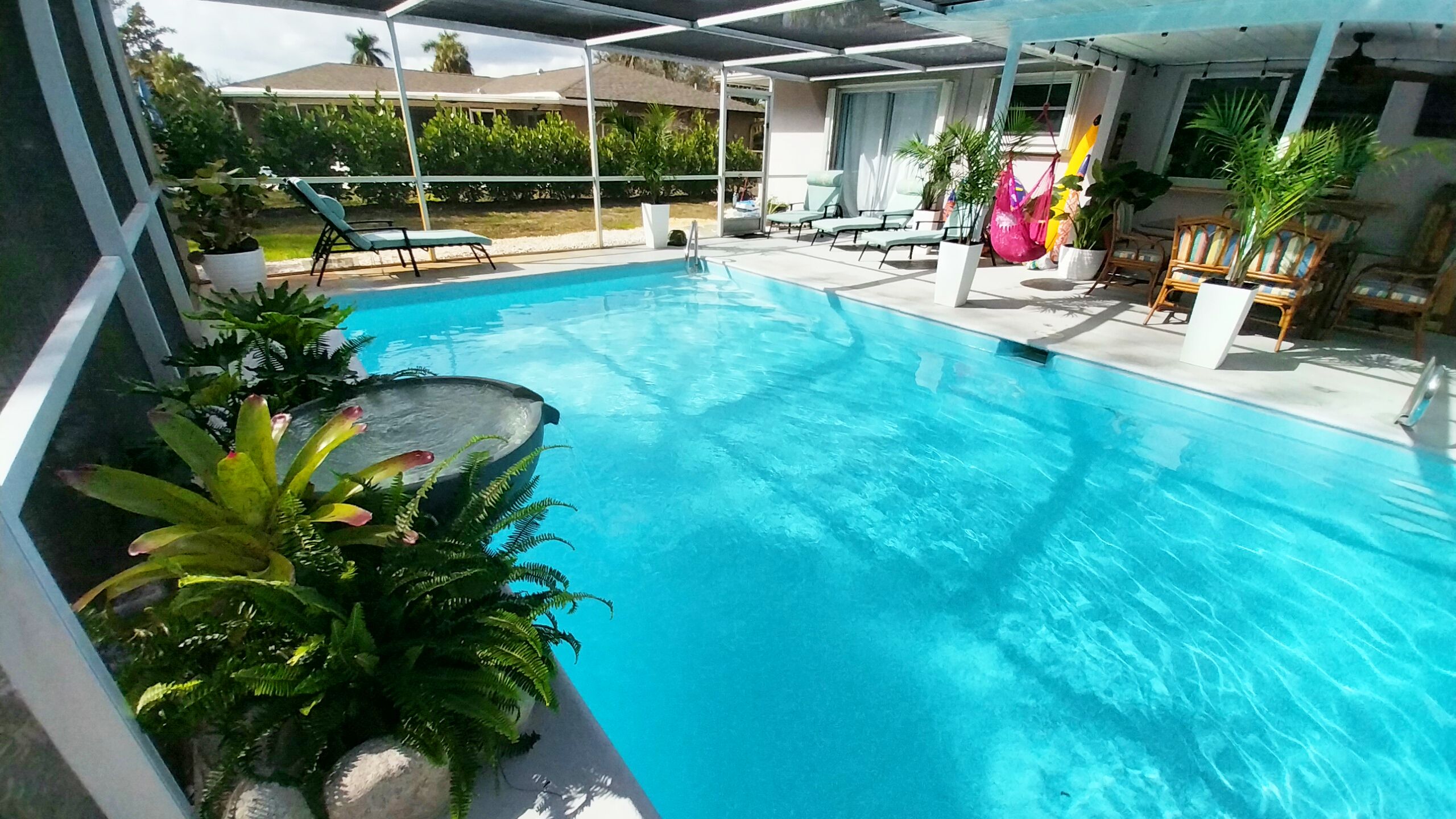 Een buitenzwembad en een verwarmd zwembad