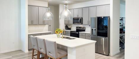 Mikrobølgeovn, ovn, kokeplater og oppvaskmaskin