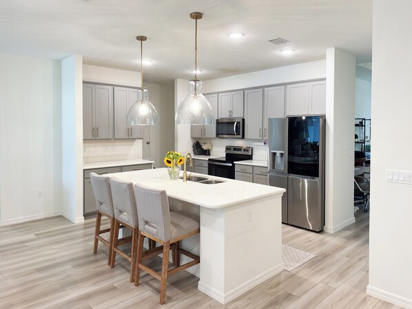 Mikrobølgeovn, ovn, kokeplater og oppvaskmaskin