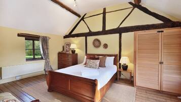 5 bedrooms, desk, iron/ironing board, free WiFi