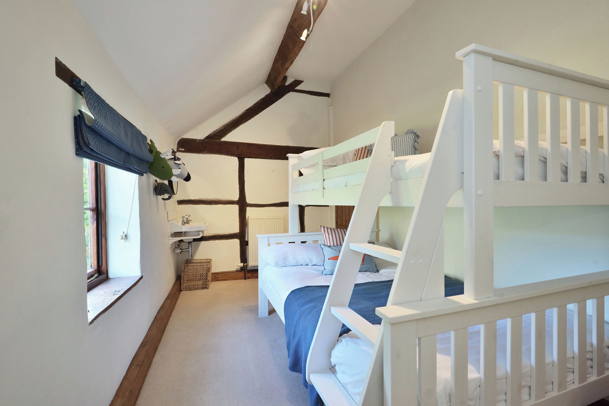 5 bedrooms, desk, iron/ironing board, free WiFi