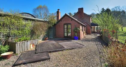 Peaceful Rural Escape for 11 • Fires, BBQ, Pet Friendly • Large Kitchen • Great for Multi-Generational Families •