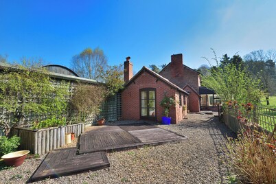 Peaceful Rural Escape for 11 •  Fires, BBQ, Pet Friendly • Large Kitchen • Great for Multi-Generational Families •