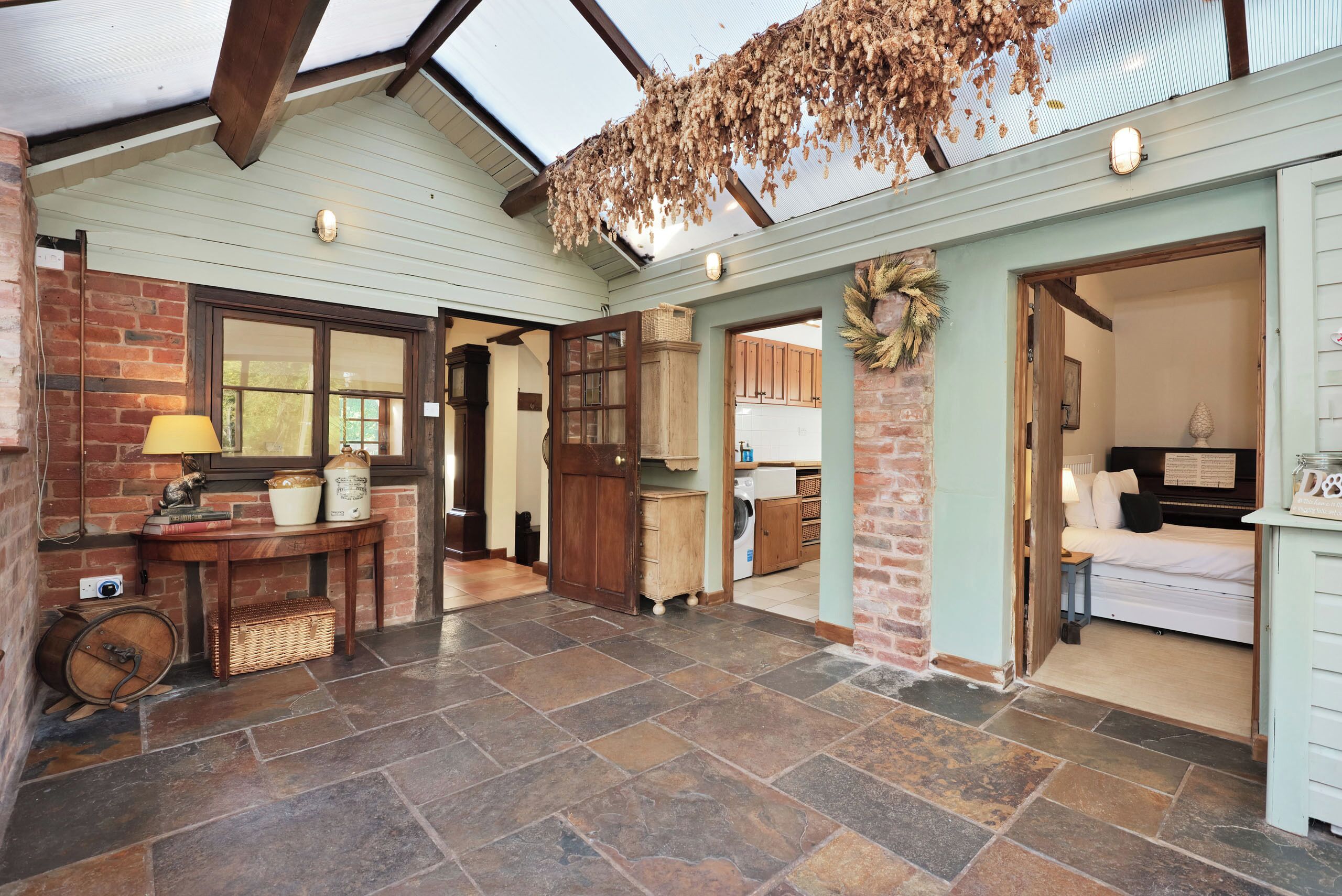 5 slaapkamers, een bureau, een strijkplank/strijkijzer, gratis wifi