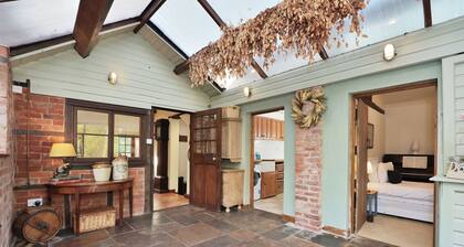 Peaceful Rural Escape for 11 • Fires, BBQ, Pet Friendly • Large Kitchen • Great for Multi-Generational Families •