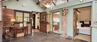 Peaceful Rural Escape for 11 • Fires, BBQ, Pet Friendly • Large Kitchen • Great for Multi-Generational Families •