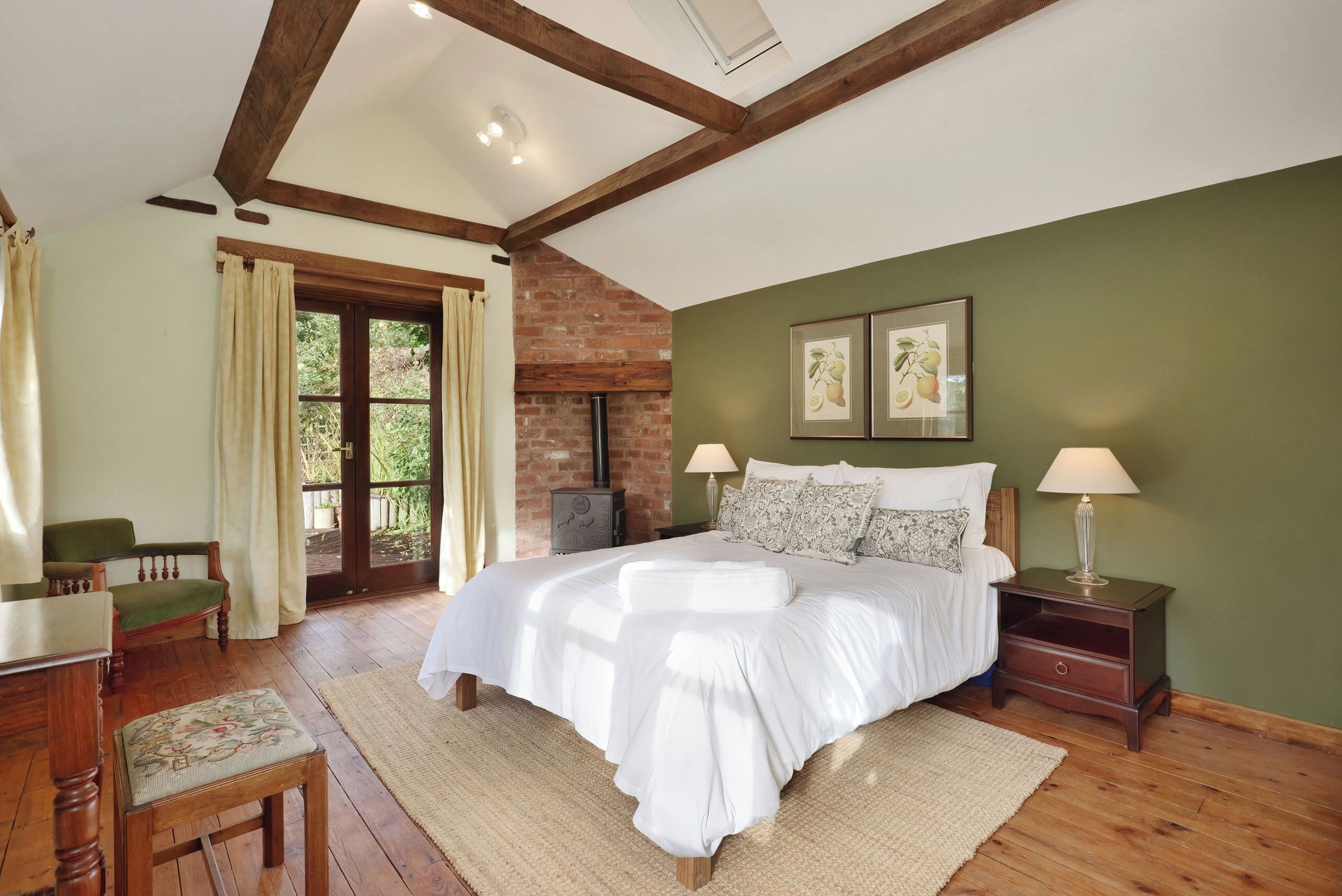 5 camere, una scrivania, ferro/asse da stiro, Wi-Fi gratuito