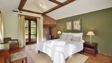 5 bedrooms, desk, iron/ironing board, free WiFi