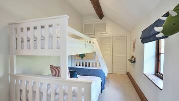 5 quartos, escrivaninha, ferros/tábuas de passar roupa